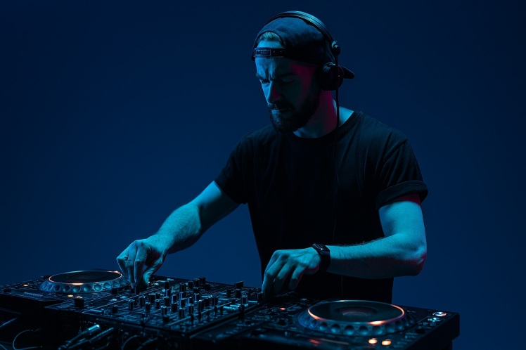 دی‌جی (DJ) در موسیقی مدرن: ابزار، مهارت‌ها و تأثیرات
